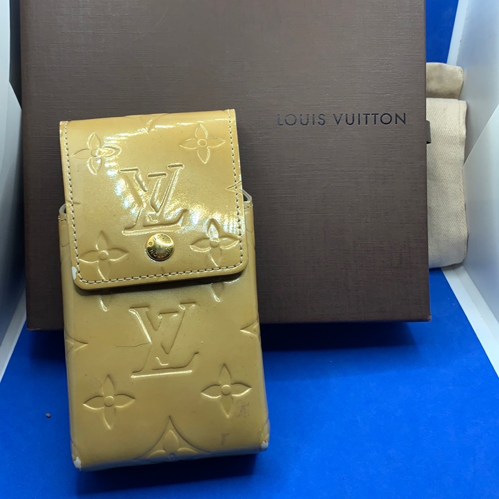 🔥‎ LOUIS VUITTON
Monogram Vernis “Gold”  Cell Phone Holder